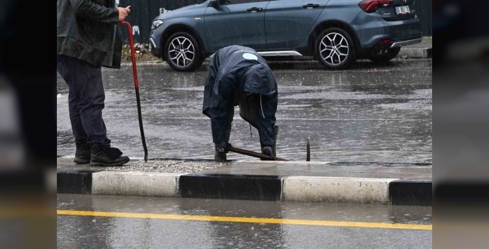 Manisa'da sağanak yağış alarmı: Ekipler teyakkuzda!