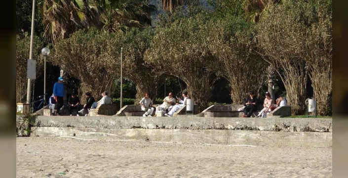 Mart ayında Alanya'da deniz keyfi: Sıcaklıklar tatilcileri plaja çekti