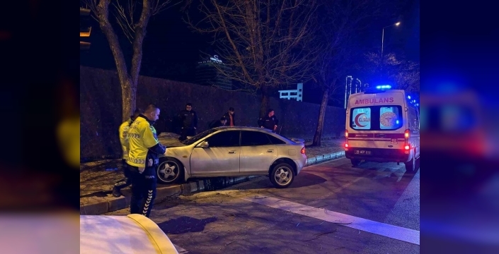 Melikgazi'de şok kaza: Kaldırımdaki otomobil ağaca saplandı, 2 yaralı!