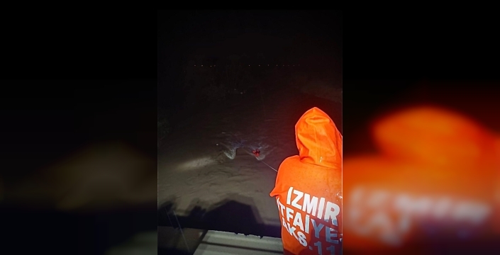 Menderes'te dereye uçan araçta mahsur kalan vatandaş kurtarıldı