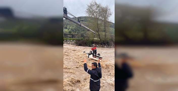 Milas'ta akıntıya kapılan araçta yürek burkan ölüm