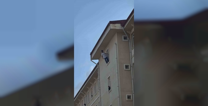 Muğla'da yürekler ağza geldi: Bunalımdaki genç, ekiplerin kurduğu hava yastığıyla kurtarıldı