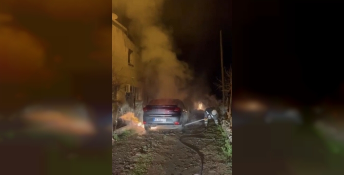 Osmaniye'de park halindeki otomobil alevlere teslim oldu, itfaiye söndürdü