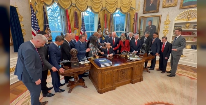Oval Ofis'te şaşırtan an: Trump'a o kadın elini uzattı, dua ettiler!