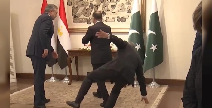 Pakistan'daki kritik zirvede Mısır Dışişleri Bakanı kameralar önünde yere yığıldı!