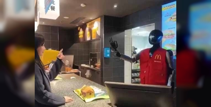 Robotlar McDonald's'ı bastı: Şanghay şubesinde şaşırtan dönüşüm!