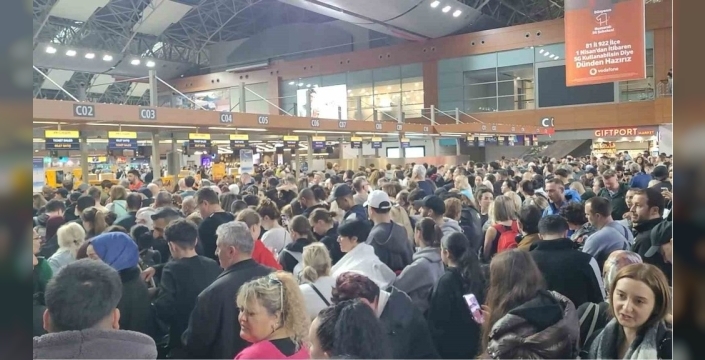 Sabiha Gökçen'de sis kabusu: 127 uçuş iptal, yolcular terminalde mahsur kaldı!