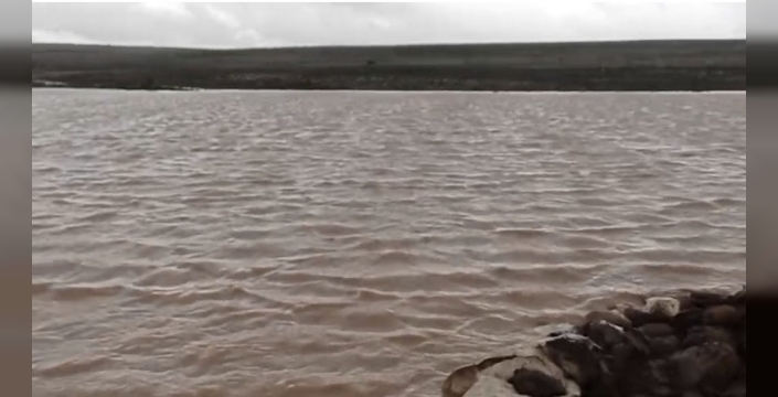 Siverek'te vatandaşlar, hasar gören sulama göletini kendi imkanlarıyla onardı