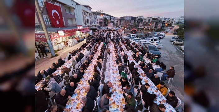 Soğuk havaya rağmen geleneksel iftar sofrası bin 500 kişiyi bir araya getirdi