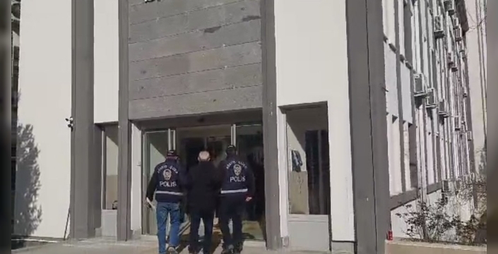 Son Dakika: 25 Yıl Hapis Cezası Olan Dolandırıcı Kaçarken Yakalandı!
