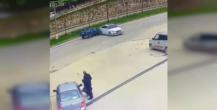 Sürücüsüz araç trafiğe çıktı, kaza anı kamerada