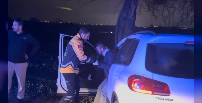 Tarlada otomobil ağaca çarptı: Sürücü direksiyonda gözyaşlarına boğuldu