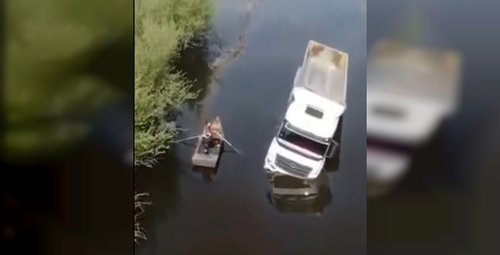 Taşkın sularında mahsur kalan tır sürücüsü, itfaiye ekipleri tarafından kurtarıldı