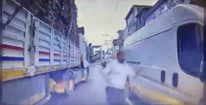 Trafikte bıçaklı dehşet kamerada: Baba ve oğluna şoke eden ceza!