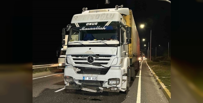 Uşak'ta feci kaza: Tır otomobile böyle çarptı, aynı aileden 4 kişi hastanelik oldu!
