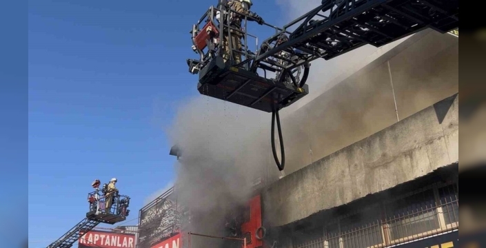 Zeytinburnu'nda sanayi deposunda yangın paniği