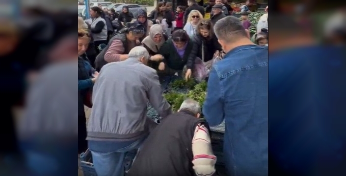 1 Liraya Düşen Nane ve Maydanoz İçin Market Önünde İzdiham! Sosyal Medya Alev Aldı