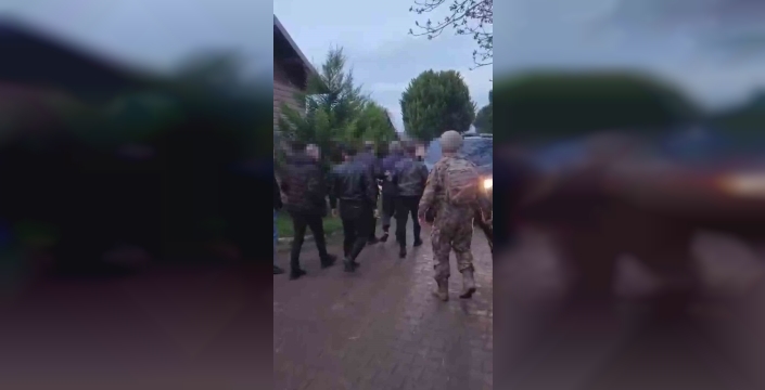 4 YILDIR ARANAN MÜEBBETLİK FİRARİ, AT ÇİFTLİĞİNDE SAKLANIRKEN YAKALANDI!