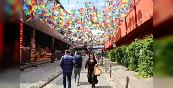 Adana'da renkli şemsiyeler harabeye döndü