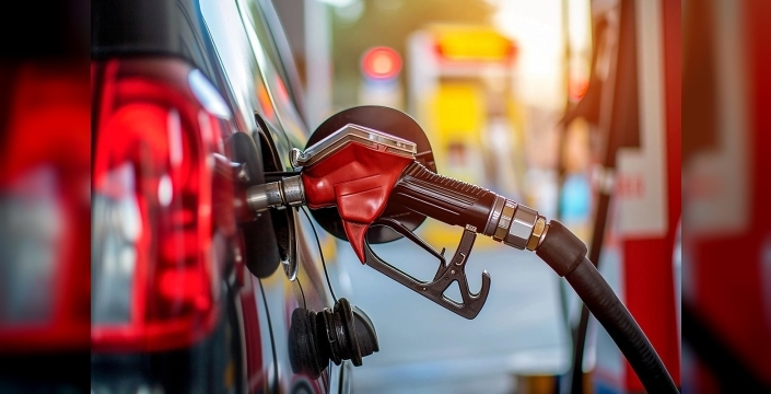 Akaryakıt fiyatlarında şaşırtan indirim: Motorine 4 lira düştü!