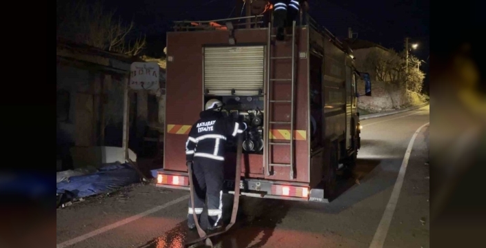Aksaray'da metruk evde yangın paniği yaşandı