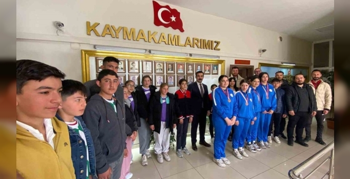 Arpaçaylı öğrenciler zaferlerle döndü: İlçeye büyük gurur yaşattılar