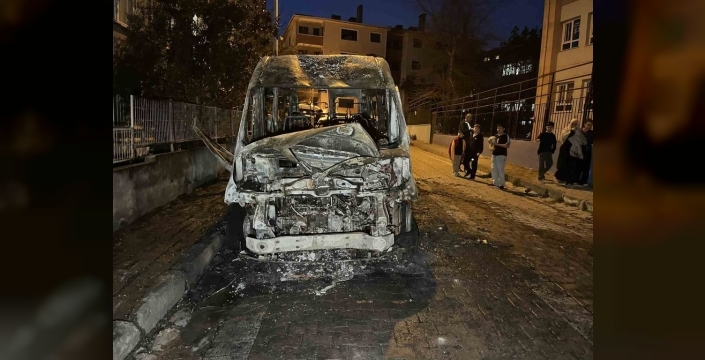 Avcılar'da park halindeki servis aracı alevlere teslim oldu, o anlar kamerada!