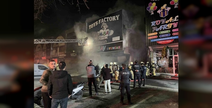 Bağcılar'daki iş yerinde büyük yangın: İSTOÇ alevlere teslim oldu!