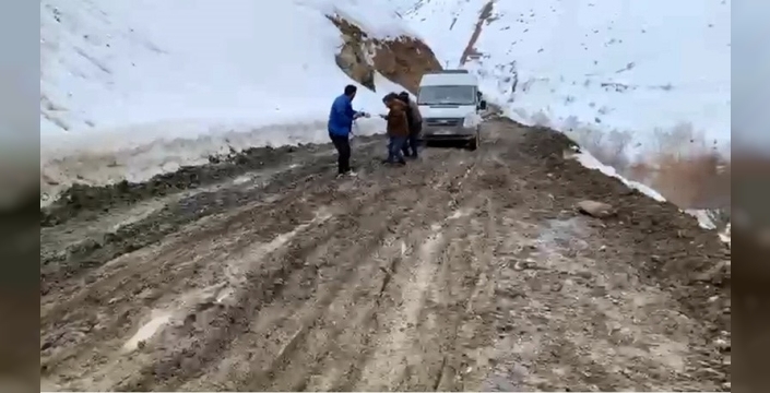 Bahçesaray'da çamurla mücadele eden vatandaşlar, araçlarını iplerle çekiyor