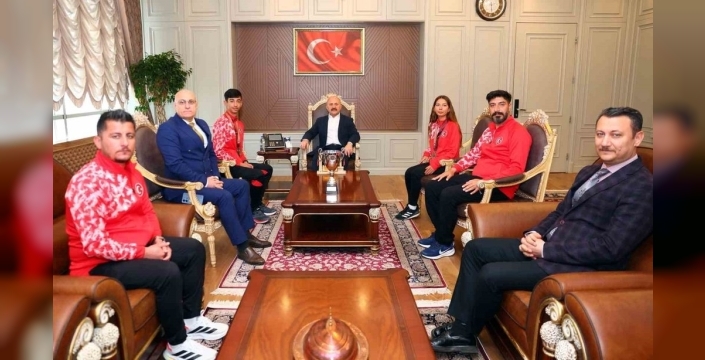 Balkan şampiyonları Adıyaman'da Vali Varol'dan ödüllerini aldı