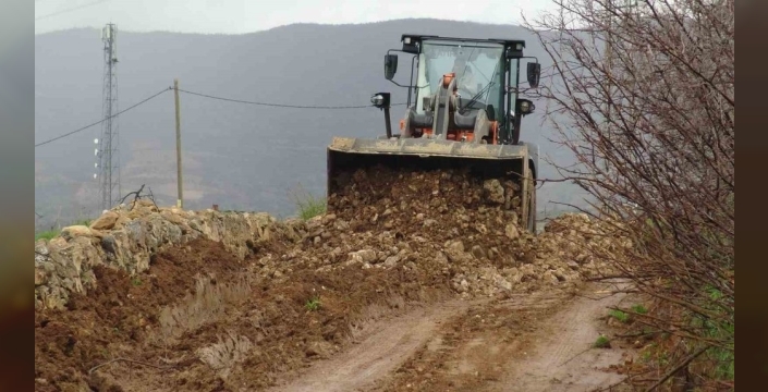 Batman'da çamura saplanan araçtaki hasta için ekipler seferber oldu