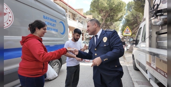 Bayındır'da polis haftası coşkusu: Mevlitten lokmaya, vatandaşla polis el ele