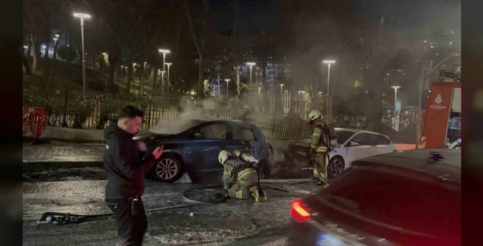 Beşiktaş'ta park halindeki elektrikli otomobil alev alev yandı