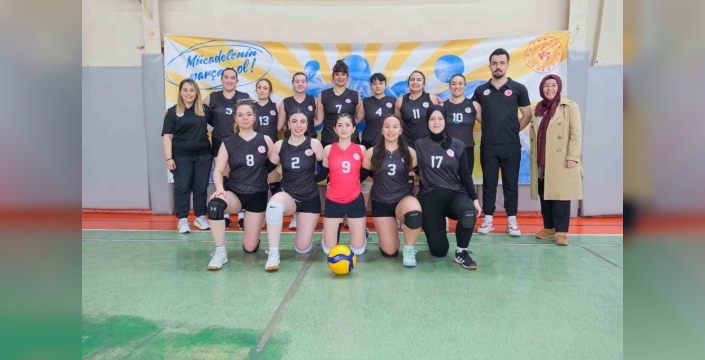 Bilecik'in voleybolcuları İzmir'de zirveye çıktı!