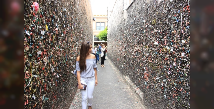 Binlerce çiğnenmiş sakızla kaplı 'Sakız Geçidi' görenleri şaşkına çeviriyor
