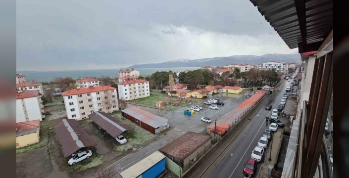 Bitlis'te bahar sürprizi: Tatvan'a yağan dolu hayatı kısa süreliğine durdurdu