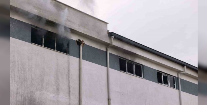 Bursa'da mobilya fabrikasında büyük yangın: Maddi hasar büyük, bir işçi yaralandı