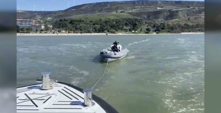Çanakkale Boğazı'nda motoru arızalanan bottaki 3 kişi son anda kurtarıldı!