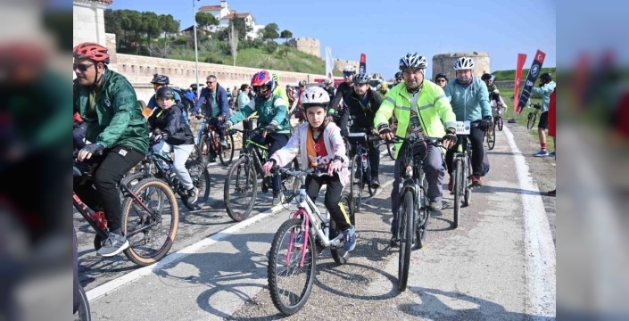Çanakkale'de 1050 bisikletli şehitler için pedal çevirdi