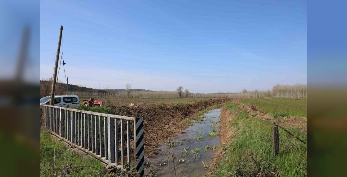 Çiftçilerin yüzünü güldüren sulama kanalı temizliği