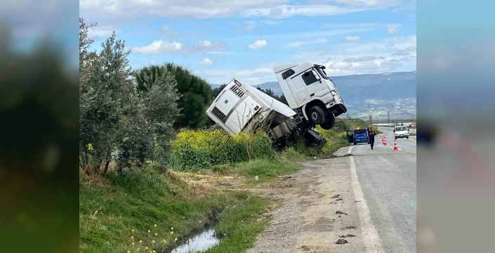 Denizli-Manisa yolunda tır dehşeti: Bağda şaha kalktı!