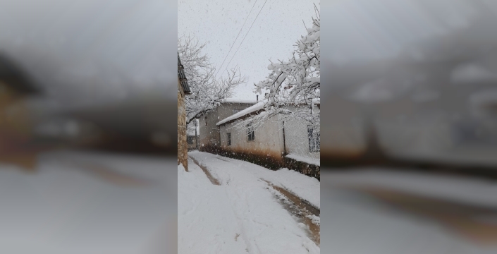 Denizli'nin yüksek kesimleri baharda karla kaplandı