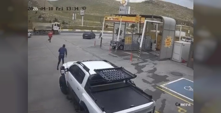 El freni unutuldu, otomobil anayolda tehlike saçtı!