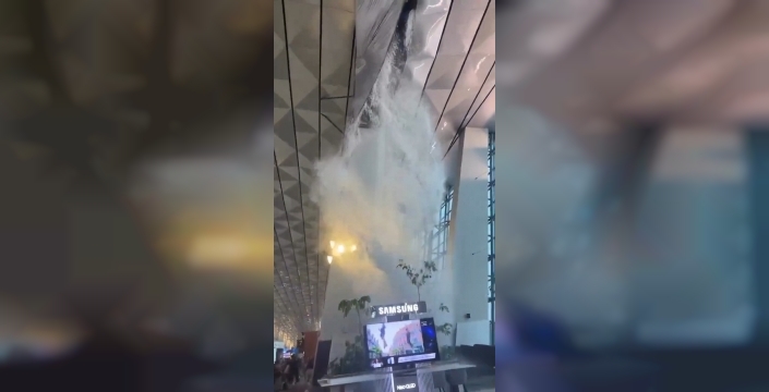 Endonezya'da şiddetli yağışlar havalimanında çatı çökmesine neden oldu