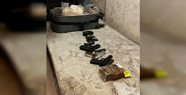 Esenyurt'ta uyuşturucu operasyonu: 4 tabanca ve el bombası ele geçirildi