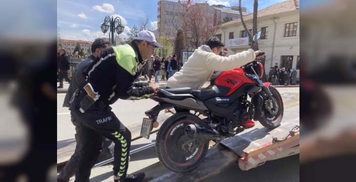 Eskişehir'de gürültülü egzoz kullanan motosikletliye 16 bin TL ceza kesildi