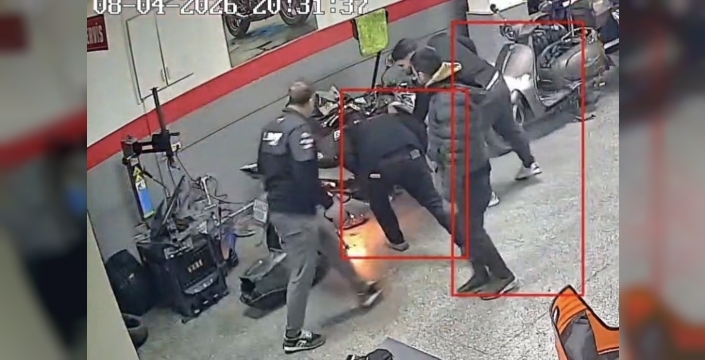 Gaziosmanpaşa'da tamir edilen motosiklet alev aldı, korku dolu anlar kamerada