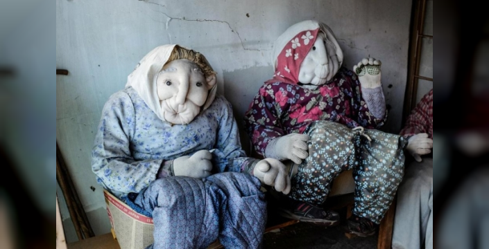 Hayalet köyde yaşam: Ölenler için değil, kalanlar için bebekler dikiliyor