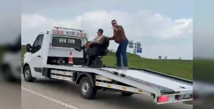 Hayrabolu'da berberden şaşırtan hizmet: Müşterisini çekici üzerinde tıraş etti!
