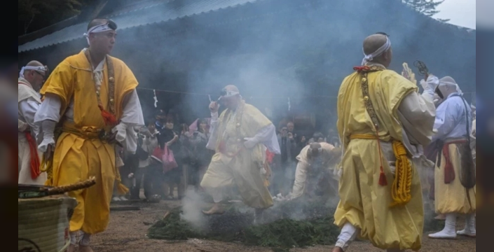 Hiroşima'da ateş üzerinde yürüyüş töreni yapıldı